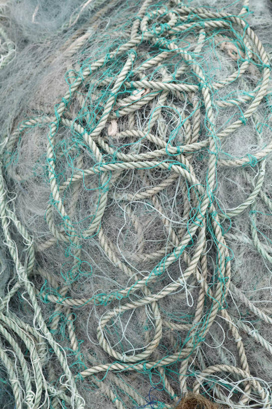 无人,竖图,俯视,室外,特写,白天,静物,一堆,堆叠,堆积,凌乱,绳子,渔网,堆,绳索,渔具,混乱,抓捕,捕捞,鱼网,拉网,捕捞工具,纷乱,缭乱,庞杂,彩图,高角度拍摄