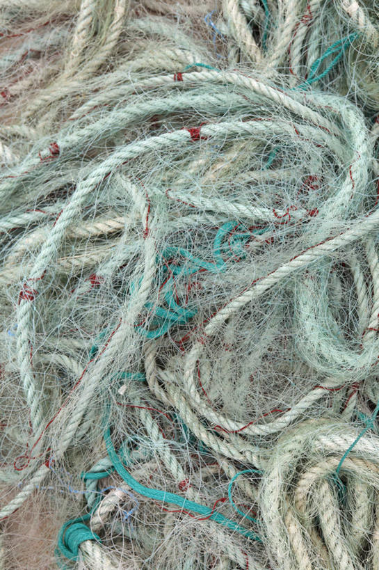 无人,竖图,俯视,室外,特写,白天,静物,一堆,堆叠,堆积,凌乱,绳子,渔网,堆,绳索,渔具,混乱,抓捕,捕捞,鱼网,拉网,捕捞工具,纷乱,缭乱,庞杂,彩图,高角度拍摄
