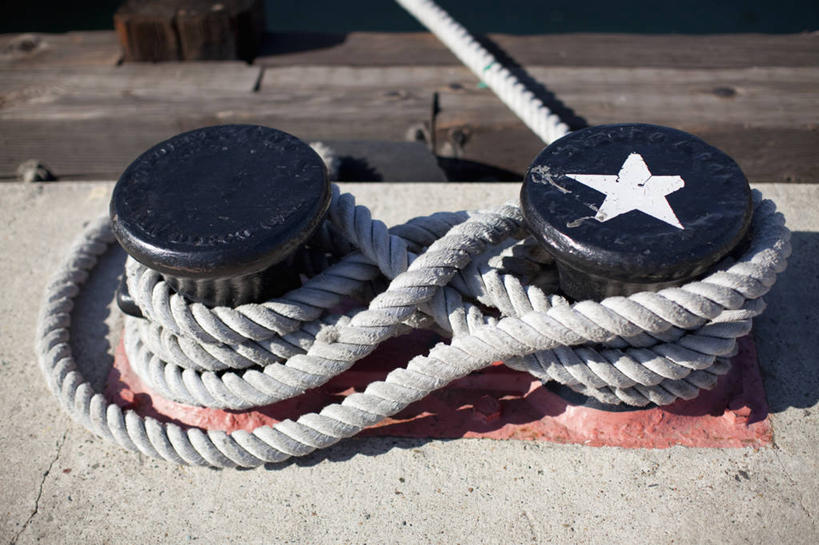 无人,码头,横图,俯视,室外,特写,白天,港口,静物,阴影,光线,影子,柱子,星星,阳光,星形,绑扎,缆绳,五角形,系船柱,缆绳桩,缆绳柱,系缆桩,五角星,彩图,高角度拍摄,摆渡口,埠头,渡口,渡头,港湾,海港,货运码头,口岸,商港