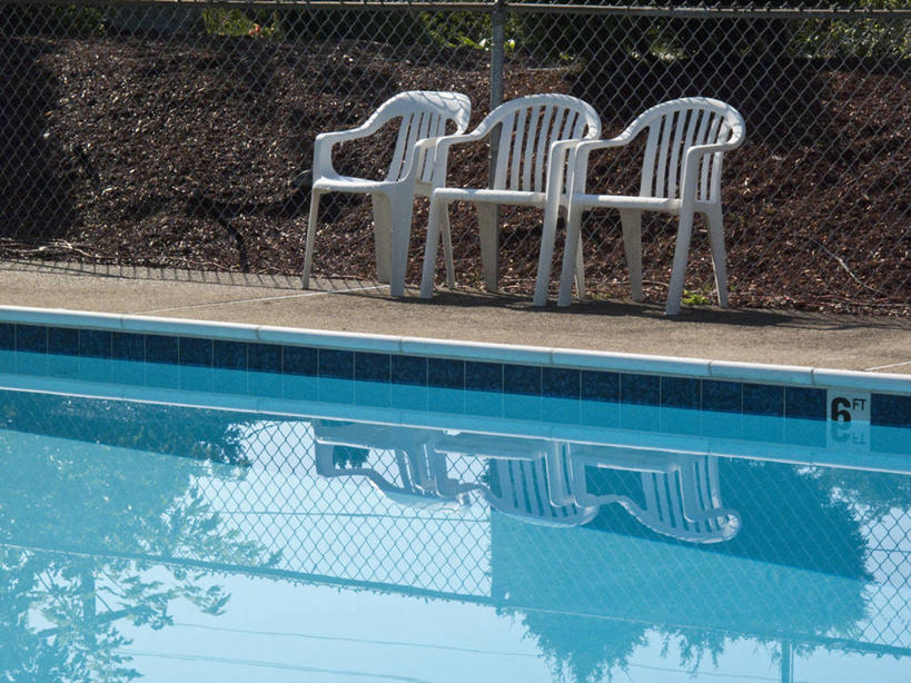 无人,体育馆,游泳池,横图,室外,白天,正面,旅游,度假,美景,水,植物,椅子,美国,一排,阴影,整齐,反射,影子,塑料,景观,水池,水面,三把,娱乐,泳池,树,树木,排列,绿色,白色,自然,塑料制品,享受,休闲,景色,放松,生长,成长,游泳馆,北美,北美洲,队列,自然风光,美洲,马萨诸塞州,麻州,麻省,马萨诸塞,麻塞诸塞,老殖民地,海湾之州,北亚美利加洲,亚美利加洲,格洛斯特,彩图,艾塞克斯县