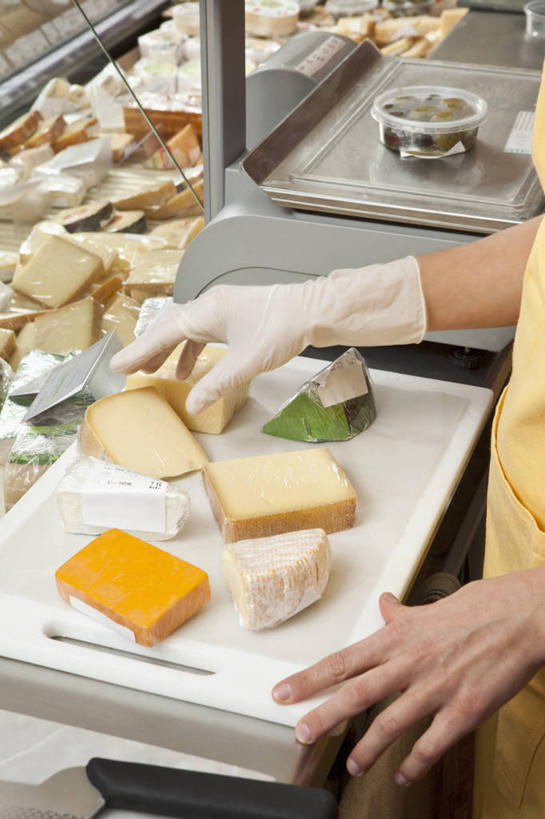 奶酪,西方人,手,一个人,店员,商店,竖图,俯视,室内,白天,购物,消费,窗户,落地窗,超市,橱窗,欧洲,欧洲人,双手,仅一个年轻女性,仅一个女性,仅一个人,握,围裙,干酪,起司,案板,芝士,营养,拿,拿着,玻璃窗,砧板,黄色,手套,营业员,手部,乳酪,握着,金融,百货,乳制品,发酵,选购,贸易,百货公司,玻璃橱窗,血拼,销售人员,年轻女性,女人,女性,白种人,售货员,超级市场,大卖场,半身,彩图,高角度拍摄,购物商场,购物中心,商业中心,一次性手套