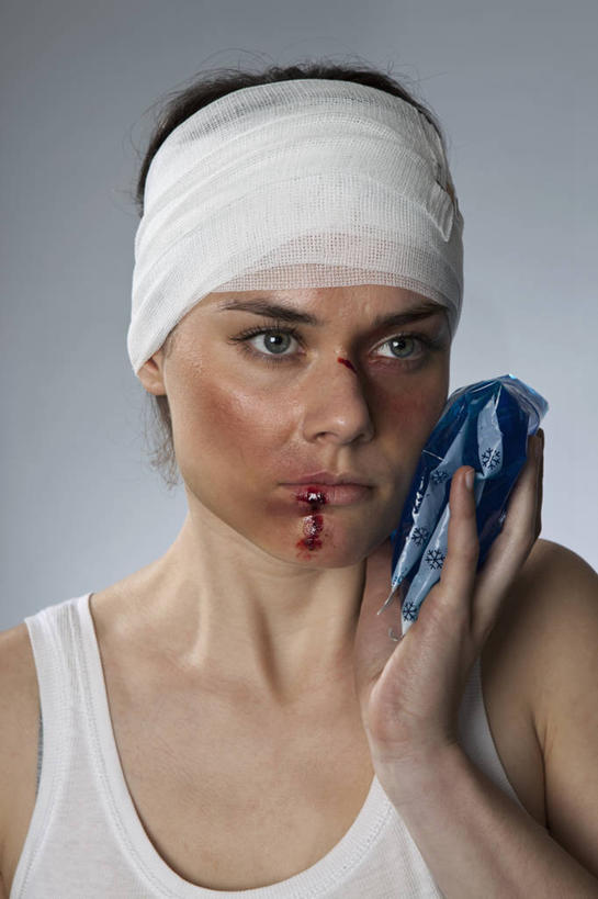 西方人,脸,头,脸颊,手,一个人,竖图,室内,特写,白天,正面,欧洲,欧洲人,仅一个年轻女性,仅一个女性,仅一个人,握,灰色背景,服装,背心,纱布,拿,拿着,注视,冷冻,肩膀,衣服,红色,白色,观察,看,手部,血液,治疗,握着,摄影,服饰,影棚,观看,单手,固定,察看,医疗,卫生,冰袋,衣着,穿着,关注,痛苦,受伤,介质,止血,方便,衣饰,新颖,年轻女性,女人,女性,白种人,头部,脸部,脸蛋,面部,绷带,半身,彩图,影棚拍摄,拍摄