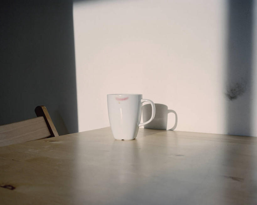 无人,横图,室内,特写,白天,白色背景,正面,桌面,桌子,静物,杯子,椅子,阴影,反射,木制,瓷器,影子,木椅,咖啡杯,陶瓷制品,一个,木制品,摄影,影棚,单个,口红印,瓷杯,彩图,影棚拍摄,拍摄,唇印