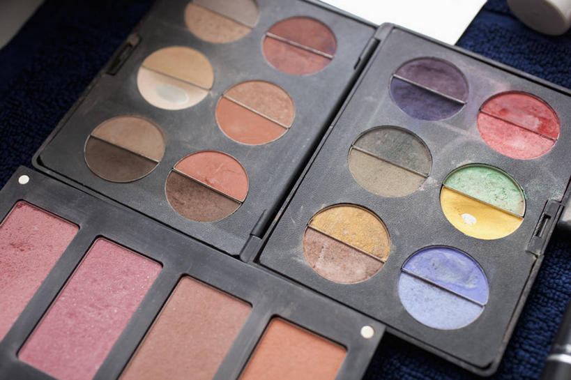 无人,横图,俯视,彩色,室内,特写,白天,化妆,美容,静物,护肤,阴影,反射,影子,彩妆,保养,享受,休闲,眼影,放松,保健,五颜六色,调色盘,色彩斑斓,调色板,五彩缤纷,养颜,五彩斑斓,五光十色,彩图,高角度拍摄,眼影调色盘