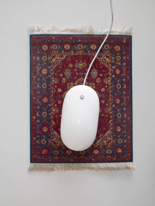 无人,竖图,俯视,室内,特写,白天,白色背景,鼠标,桌子,静物,阴影,装饰,反射,影子,鼠标垫,输入设备,一个,垫子,摄影,影棚,单个,华丽,修饰,点缀,便利,舒适,衬托,美观,雅致,雅观,彩图,高角度拍摄,影棚拍摄,拍摄