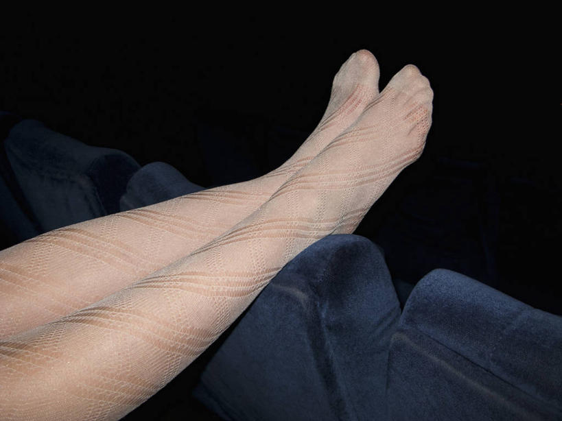 西方人,腿部,脚,脚趾,脚趾甲,腿,一个人,坐,横图,室内,特写,白天,侧面,椅子,欧洲,欧洲人,仅一个年轻女性,仅一个女性,仅一个人,一排,阴影,整齐,反射,影子,袜子,排列,蓝色,翘,丝袜,队列,长筒袜,年轻女性,女人,女性,白种人,脚指甲,坐着,半身,彩图