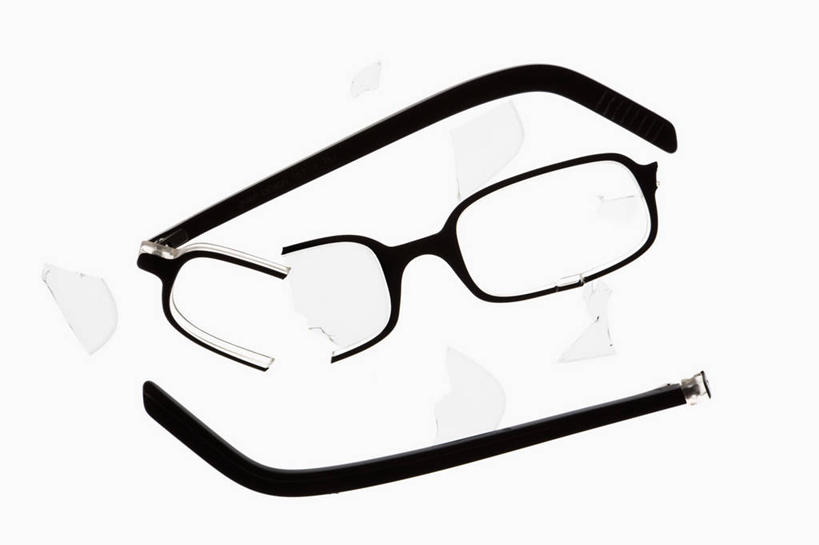 无人,横图,俯视,室内,特写,白天,白色背景,静物,一副,眼镜,破坏,破损,摄影,影棚,近视眼镜,彩图,高角度拍摄,影棚拍摄,拍摄