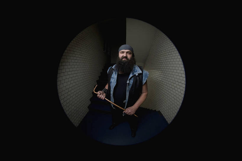 西方人,一个人,站,横图,室内,白天,正面,帽子,金属制品,欧洲,欧洲人,仅一个男性,仅一个人,仅一个中年男性,握,服装,金属,工具,注视,休闲装,一个,衣服,观察,看,站着,休闲,休闲服,握着,服饰,单个,观看,察看,关注,猫眼,起钉器,撬棍,男人,男性,中年男性,白种人,站立,半身,彩图,鹅颈棍,门镜,铁笔,铁撬