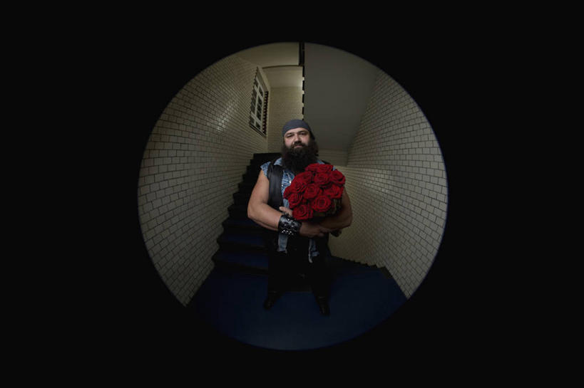 西方人,胡须,一个人,栏杆,站,横图,室内,白天,正面,爱情,幸福,纯洁,热情,楼梯,玫瑰,欧洲,欧洲人,仅一个男性,仅一个人,仅一个中年男性,握,黑色背景,服装,盛开,扶手,头巾,阶梯,墙,玫瑰花,浪漫,花蕾,注视,休闲装,护栏,墙壁,墙面,台阶,花,花瓣,花朵,鲜花,衣服,红色,花苞,花蕊,观察,看,站着,休闲,温暖,温馨,休闲服,恩爱,握着,服饰,观看,和睦,察看,关注,感动,猫眼,尊敬,天真,刺玫花,徘徊花,男人,男性,中年男性,白种人,胡子,络腮胡,站立,半身,彩图,门镜,融洽