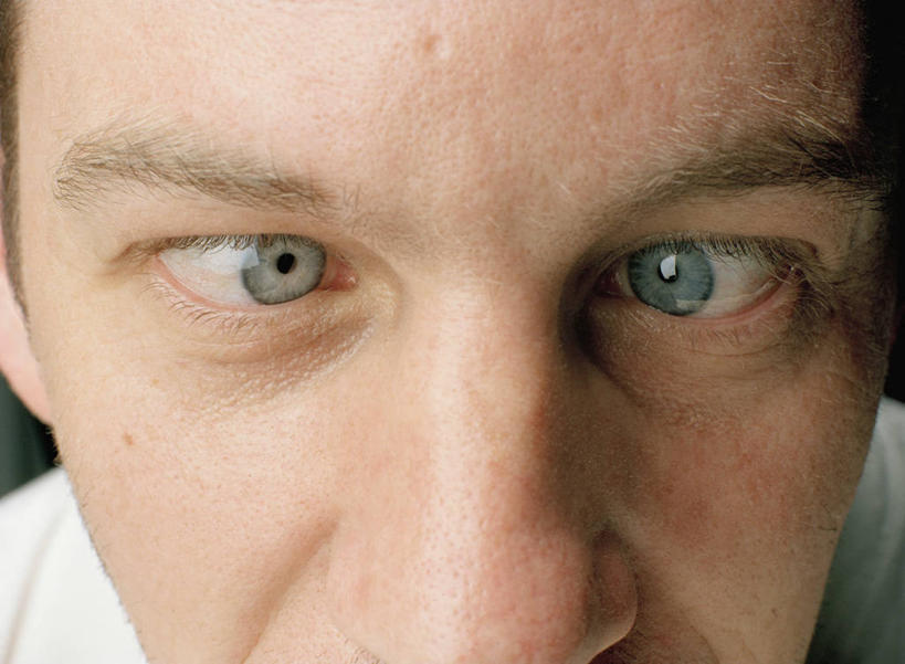 西方人,脸,头,眼睛,鼻子,脸颊,眉毛,睫毛,一个人,横图,室内,特写,白天,正面,欧洲,欧洲人,瞳孔,仅一个男性,仅一个人,仅一个中年男性,阴影,反射,影子,注视,观察,看,眼部,观看,斗鸡眼,察看,关注,对眼,内斜,男人,男性,中年男性,白种人,头部,鼻,鼻孔,睫,脸部,脸蛋,眉,面部,眼,眼睫毛,眼眉,半身,彩图,眼眉毛