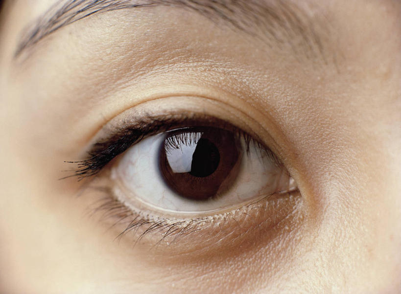 西方人,眼睛,眉毛,睫毛,一个人,横图,室内,特写,白天,正面,化妆,美容,欧洲,欧洲人,瞳孔,仅一个年轻女性,仅一个女性,仅一个人,护肤,阴影,反射,影子,注视,观察,看,保养,享受,休闲,放松,保健,眼线,眼部,观看,察看,关注,眼线液,养颜,年轻女性,女人,女性,白种人,睫,眉,眼,眼睫毛,眼眉,半身,彩图,眼眉毛