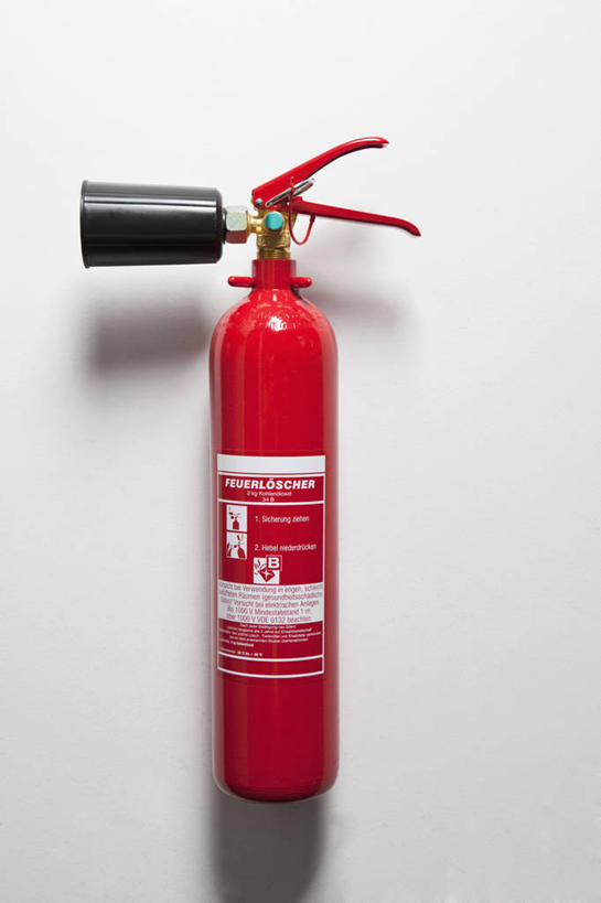 无人,竖图,室内,特写,白天,白色背景,正面,安全,静物,灭火器,阴影,反射,影子,一个,红色,摄影,影棚,单个,消防,灭火,消防灭火器,消防器材,彩图,影棚拍摄,拍摄