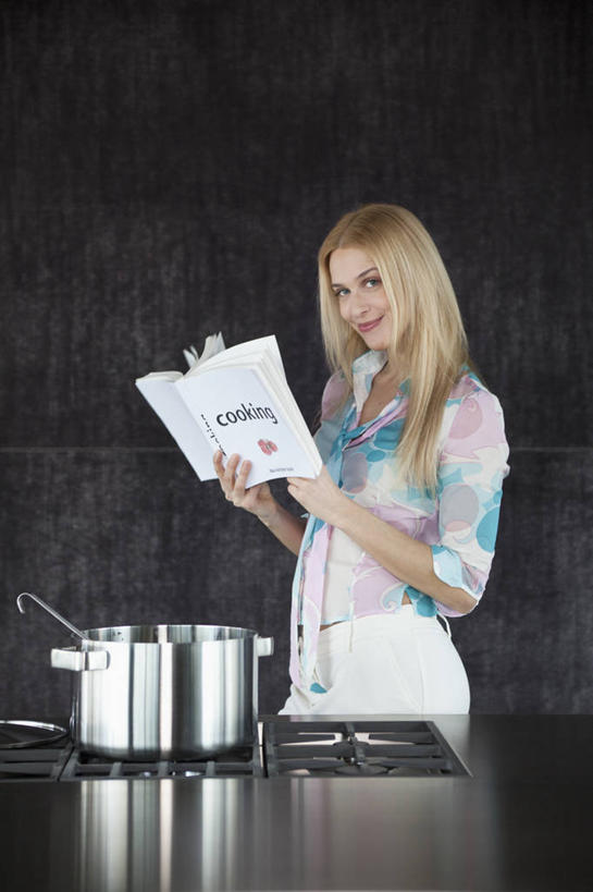 西方人,一个人,站,笑,微笑,竖图,室内,白天,侧面,烹饪,厨房,桌面,桌子,厨具,书籍,金属制品,欧洲,欧洲人,仅一个年轻女性,仅一个女性,仅一个人,握,阴影,服装,反射,金属,炖锅,锅子,影子,墙,注视,休闲装,锅,墙壁,墙面,衣服,观察,看,站着,休闲,休闲服,菜谱,握着,服饰,锅具,观看,灶具,察看,关注,燃气灶,烹饪用具,食谱,燃气具,年轻女性,女人,女性,白种人,烹调用具,书,图书,烹调,站立,半身,彩图,灶间,厨房料理台,料理台