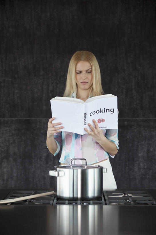 西方人,一个人,站,竖图,室内,白天,正面,烹饪,厨房,桌面,桌子,厨具,书籍,金属制品,欧洲,欧洲人,仅一个年轻女性,仅一个女性,仅一个人,握,阴影,服装,反射,金属,炖锅,盖子,锅子,影子,注视,休闲装,锅,一个,衣服,低头,观察,看,站着,休闲,休闲服,菜谱,握着,服饰,单个,锅具,观看,察看,关注,烹饪用具,食谱,年轻女性,女人,女性,白种人,烹调用具,书,图书,烹调,站立,半身,彩图,灶间,厨房料理台,料理台