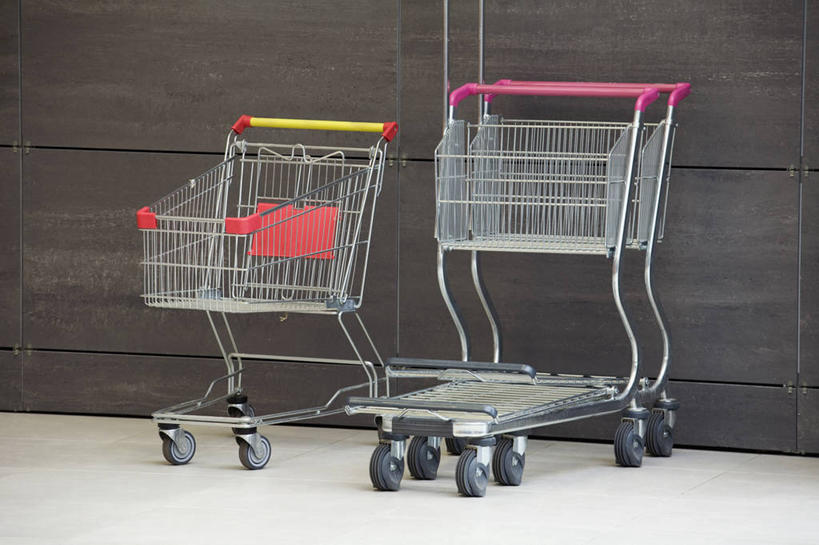 无人,横图,室内,白天,正面,静物,购物车,两辆,阴影,反射,影子,墙,墙壁,墙面,车,手推车,便利,存放,载具,快捷,方便,寄存,寄放,暂存,彩图