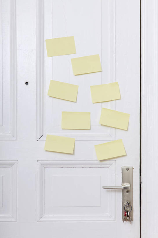 无人,竖图,室内,特写,白天,正面,门,静物,许多,阴影,反射,粘性,影子,办公用品,便利贴,便签,文具,白色,把手,门把手,门框,门把,办公设备,文具用品,记事,快捷,文化工具,方便,N次贴,便条贴,告诉贴,即时贴,便贴纸,拉手,彩图