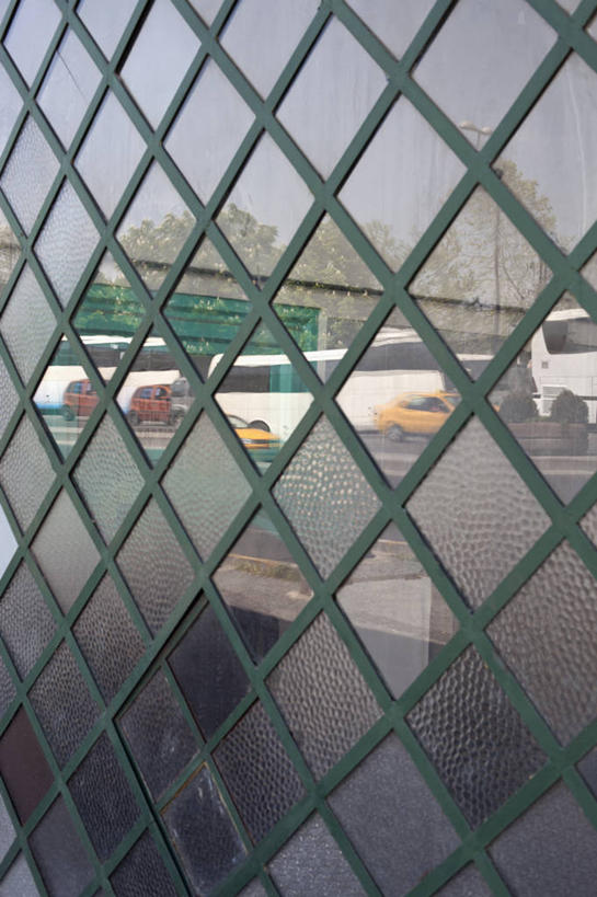 无人,停车场,栏杆,竖图,室外,白天,正面,窗户,公共汽车,围栏,巴士,公交车,护栏,玻璃窗,车,交通工具,载具,彩图,泊车场