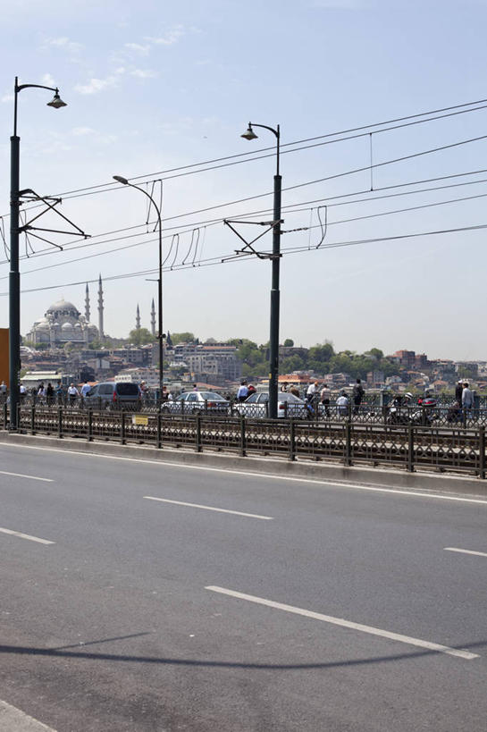 无人,竖图,室外,白天,正面,旅游,度假,植物,标志建筑,道路,地标,建筑,路,公路,土耳其,亚洲,阴影,节日,电力,光线,电线,电线杆,线,影子,云,云朵,分界线,电能,停车线,交通,首都,线路,云彩,文化,娱乐,建设,树,树木,蓝色,绿色,白云,蓝天,天空,阳光,自然,天,祈祷,享受,休闲,健康,旅游胜地,放松,许愿,宗教,信仰,生长,晴朗,成长,纪念,电,车行道,车行道分界线,电源,祈求,伊斯兰教,清真寺,标线,西亚,能量,伊斯坦布尔,车行线,苏莱曼清真寺,平安,晴空,马路,彩图,土耳其共和国