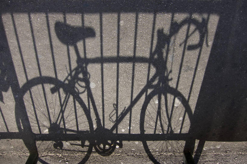 无人,栏杆,横图,俯视,室外,白天,自行车,一辆,阴影,光线,影子,围栏,护栏,车,脚踏车,阳光,交通工具,载具,彩图,高角度拍摄