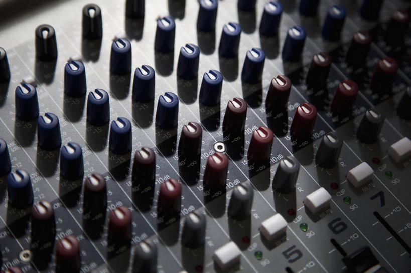 无人,横图,俯视,室内,特写,白天,零件,电路,静物,一排,许多,关闭,阴影,整齐,并列,并排,反射,影子,加工,开关,排列,按钮,打开,放大,修饰,混合,播音,开启,队列,广播,调音台,分配,平行,闭合,录影棚,调音控制台,彩图,高角度拍摄
