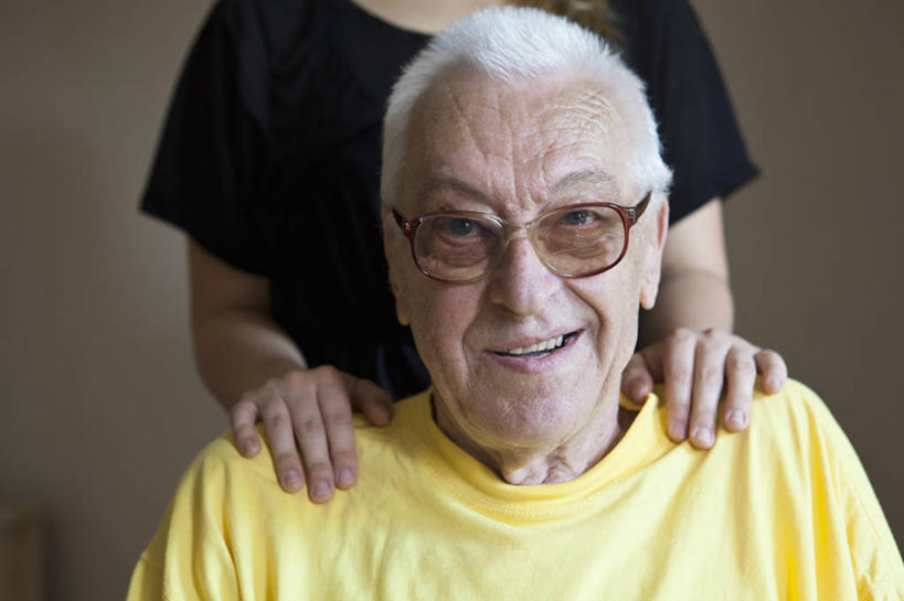 西方人,两个人,站,横图,室内,白天,正面,欧洲,欧洲人,一副,阴影,服装,反射,眼镜,影子,休闲装,衣服,黄色,站着,休闲,休闲服,搭,保健,服饰,老花镜,搭着,养老院,敬老院,医疗保健,敬老,养老,老年公寓,托老所,护理院,远视眼镜,男人,男性,中年男性,白种人,站立,半身,彩图