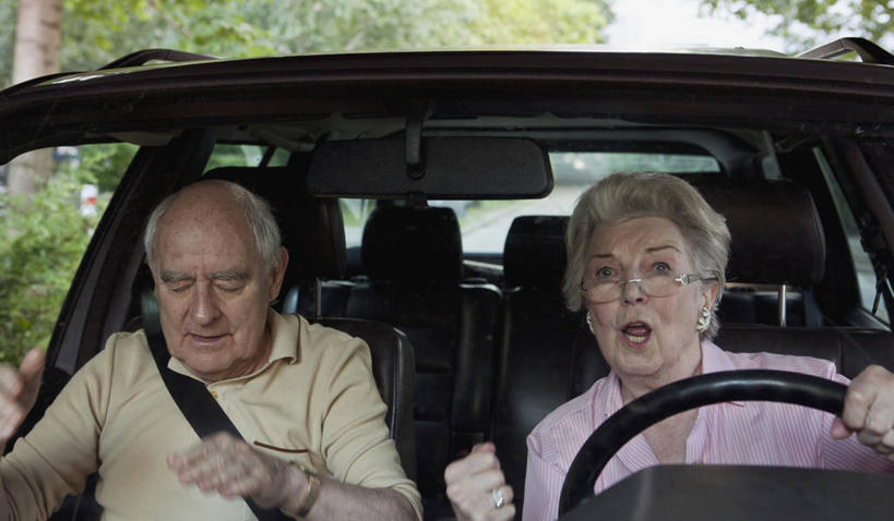 西方人,老年人,拳,两个人,家庭,夫妻,坐,横图,室内,白天,正面,爱情,安全,机器,仪器,植物,窗户,汽车,欧洲,欧洲人,一辆,握,阴影,服装,时间,光线,时钟,手表,眼镜,影子,带子,防护,浪漫,计时,注视,休闲装,设备,玻璃窗,车,树,树木,衣服,绿色,阳光,自然,安全带,车窗,方向盘,绳子,钟表,交通工具,轿车,低头,观察,驾驶,看,行驶,张嘴,休闲,温暖,温馨,一家人,休闲服,表,恩爱,握着,恋人,服饰,生长,成长,观看,老花镜,保护,绳索,腕表,和睦,控制,察看,关注,灾难,载具,保险,张大嘴巴,车祸,安全绳,保全,周全,安稳,安定,垂头,远视眼镜,平安,危险,老年男性,老年女性,男人,男性,女人,女性,白种人,拳头,夫妇,情侣,钟,张开嘴,坐着,半身,彩图,伴侣,融洽