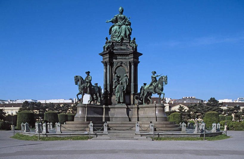 西方人,无人,栏杆,坐,横图,室外,白天,正面,旅游,度假,楼梯,标志建筑,地标,建筑,马,野生动物,雕塑,奥地利,欧洲,维也纳,欧洲人,五个人,骑马,阴影,艺术,装饰,光线,雕刻,雕像,扶手,影子,阶梯,云,云朵,首都,许多人,云彩,娱乐,建设,护栏,台阶,骑,蓝色,白云,蓝天,天空,阳光,动物,工艺品,天,一群人,享受,休闲,旅游胜地,放松,搭,运输,牲畜,晴朗,纪念,美术,女王,两匹,搭着,主题,陈列,中欧,功能,美学,奥地利共和国,大公,波希米亚女王,国母,匈牙利女王,玛丽娅.特蕾莎,男人,男性,女人,女性,中年男性,中年女性,白种人,晴空,坐着,彩图,全身