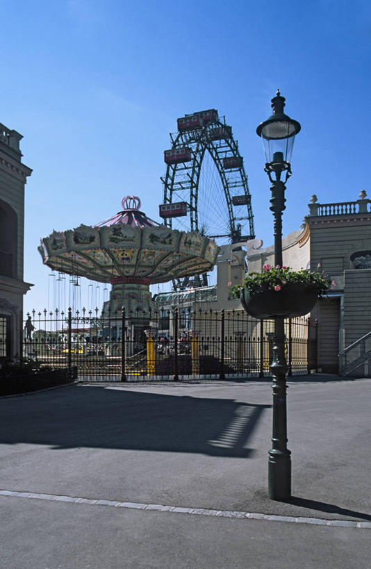 无人,公园,竖图,室外,白天,正面,度假,游戏,美景,城市风光,城市,路灯,照明,奥地利,欧洲,维也纳,阴影,光线,影子,景观,摩天轮,灯光,首都,玩,娱乐,灯,蓝色,蓝天,天空,阳光,天,享受,休闲,旋转木马,景色,放松,游乐设施,晴朗,活动,照亮,照明设备,发泄,消遣,智力,木马,中欧,万里无云,费里斯大转轮,宣泄,奥地利共和国,游艺设施,普拉特公园,晴空,晴空万里,玩耍,嬉戏,彩图