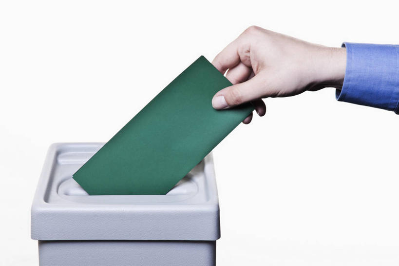 西方人,手,一个人,商务人士,商务男性,横图,室内,特写,白天,白色背景,正面,衬衫,欧洲,欧洲人,仅一个男性,仅一个人,一张,握,套装,材料,档案,文件,纸,拿,拿着,仅一个年轻男性,一个,绿色,白色,容器,手稿,箱子,资料,手部,握着,摄影,影棚,单个,储藏,单手,证明,选票,储存,文档,商务装,工薪阶层,投票箱,票子,男人,男性,年轻男性,白种人,白领,上班族,半身,彩图,影棚拍摄,衬衣,拍摄,贮存,投票