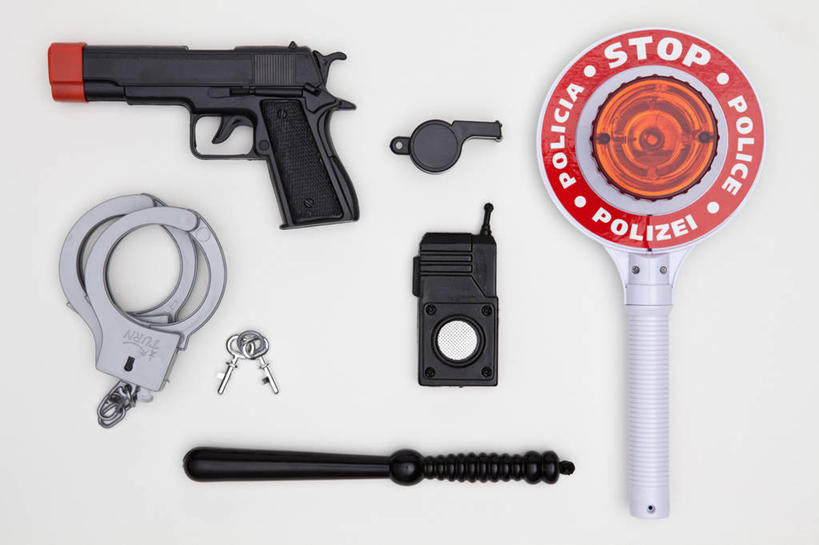 无人,说,横图,俯视,室内,特写,白天,白色背景,通讯,比赛,竞争,静物,手铐,对抗,关闭,冲突,传递,信息,英文,标志,工具,枪支,文字,字符,字母,哨子,移动,破坏,通讯设备,标识,武器,战争,联络,通信,摄影,手枪,影棚,英文字母,禁止,声音,对讲机,损坏,信号,口哨,捕捉,逮捕,攻击,拘捕,束缚,威胁,对立,矛盾,限制,兵器,集合,防御,捕获,警棍,枪械,弹夹,敌对,挫败,斗争,抗拒,抗衡,警具,警械,押解,缉捕,搜捕,捉拿,拘留,拘系,拘押,拘禁,禁制,杀伤,威慑,召唤,传达,号令,讯号,子弹夹,交流,危险,沟通,讲话,交谈,说话,谈话,通话,彩图,高角度拍摄,影棚拍摄,拍摄,ASP警棍,ASP战术警棍