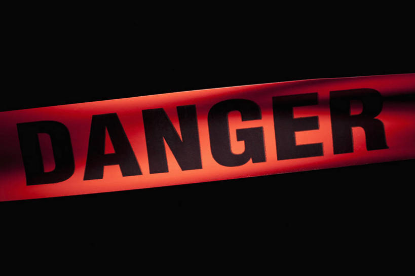 无人,横图,室内,特写,白天,正面,静物,一排,阴影,黑色背景,整齐,反射,英文,标志,文字,影子,字符,字母,分开,标识,排列,红色,黑色,隔断,摄影,影棚,英文字母,隔离,队列,封闭,间隔,警戒线,封锁线,断绝,隔开,屏蔽,屏绝,远离,中断,阻遏,阻隔,封锁,彩图,影棚拍摄,拍摄