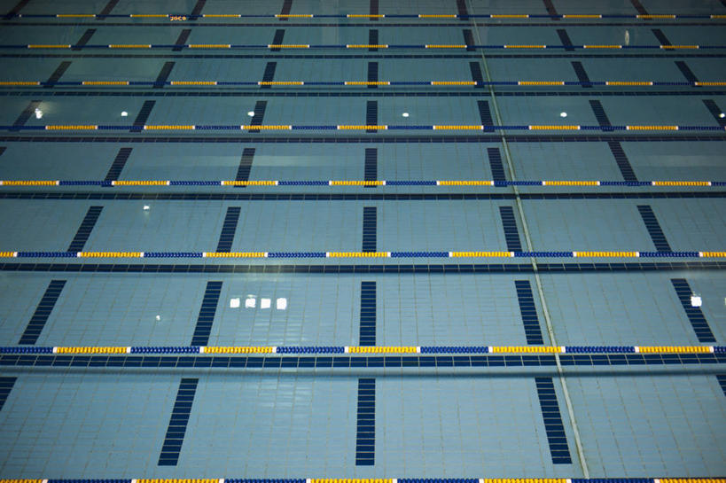 无人,体育馆,游泳池,横图,俯视,室内,特写,白天,水,香港,中国,亚洲,一排,整齐,水池,水面,分界线,泳池,排列,港,游泳馆,队列,泳道线,分道线,东亚,香港特别行政区,港澳台,中华人民共和国,泳池分割线,彩图,高角度拍摄