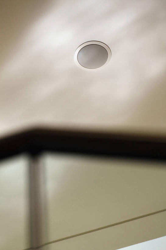 无人,栏杆,竖图,室内,白天,正面,窗户,天花板,朦胧,模糊,扶手,墙,护栏,玻璃窗,墙壁,墙面,白色,风管,彩图