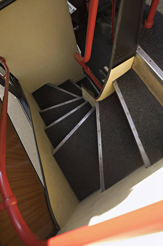 无人,栏杆,竖图,俯视,室外,特写,白天,楼梯,静物,一排,阴影,整齐,反射,扶手,影子,阶梯,护栏,台阶,排列,队列,螺旋状,彩图,高角度拍摄,螺旋形,螺旋形状,螺旋型