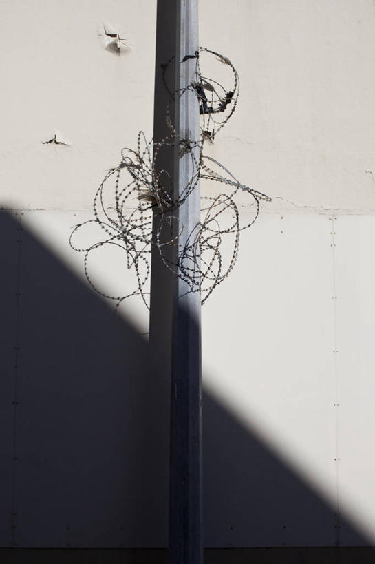 无人,竖图,室外,特写,白天,正面,度假,美景,城市风光,城市,非洲,南非,阴影,光线,影子,墙,景观,铁丝网,首都,娱乐,墙壁,墙面,白色,阳光,享受,休闲,景色,放松,开普敦,省会,阿非利加洲,立法首都,南非共和国,西开普省,铁蒺藜,彩图