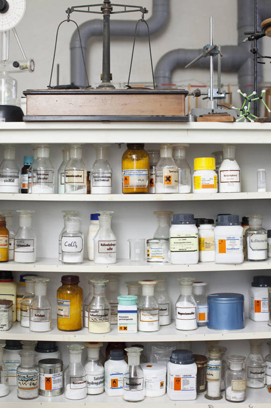 无人,学校,竖图,室内,特写,白天,正面,安全,柜子,静物,管子,罐子,药剂,防护,储物柜,管道,校园,玻璃制品,玻璃瓶,瓶子,药品,教室,治疗,保护,药物,医疗,储存,保险,预防,水泥管,储备,蕴藏,贮备,平安,彩图,贮存