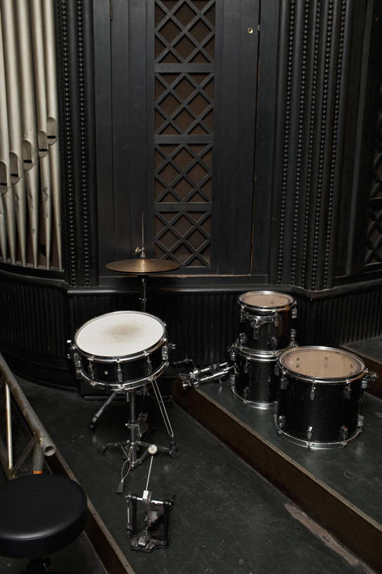 无人,竖图,俯视,室内,白天,窗户,楼梯,阴影,反射,影子,阶梯,鼓,架子鼓,乐器,玻璃窗,台阶,打击乐器,爵士鼓,彩图,高角度拍摄
