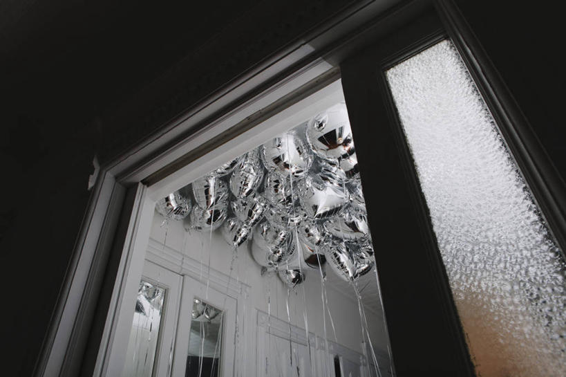 无人,横图,室内,特写,白天,仰视,游戏,窗户,玩具,许多,朦胧,模糊,飘扬,墙,银色,背光,玩,娱乐,玻璃窗,墙壁,墙面,白色,气球,休闲,充气玩具,益智,活动,飘逸,发泄,消遣,智力,飞扬,氢气球,逆光,宣泄,玩耍,嬉戏,彩图,低角度拍摄,氦气球,铝箔气球,铝膜,铝膜气球,铝膜制品