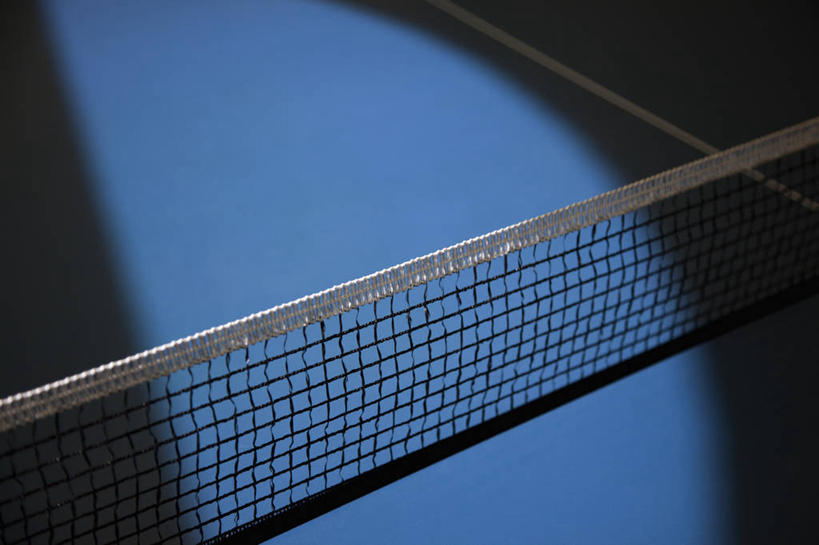 无人,横图,俯视,室内,特写,白天,静物,照明,阴影,反射,影子,球场,网球场,球网,灯光,场地,灯,蓝色,灯具,聚光灯,照亮,照明设备,网球球网,彩图,高角度拍摄,网球场地,硬地场