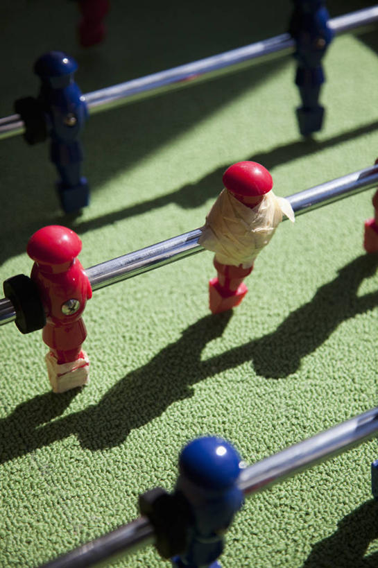 无人,竖图,俯视,室内,特写,白天,锻炼,游戏,运动,足球,静物,阴影,反射,影子,玩,娱乐,休闲,活动,发泄,消遣,智力,桌式足球,桌上足球,宣泄,体育,玩耍,嬉戏,彩图,高角度拍摄,健身