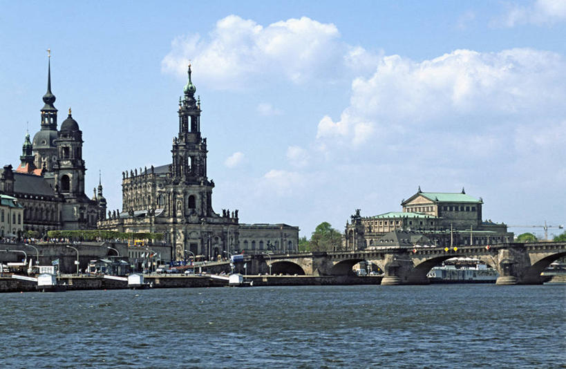 无人,教堂,横图,室外,白天,正面,旅游,度假,河流,石头,水,植物,标志建筑,地标,建筑,轮船,船,德国,欧洲,阴影,节日,光线,石子,影子,河水,水流,云,云朵,桥,云彩,文化,娱乐,建设,石桥,拱桥,栈桥,树,树木,蓝色,绿色,白云,蓝天,天空,阳光,自然,交通工具,天,祈祷,享受,休闲,健康,旅游胜地,放松,许愿,宗教,信仰,拱形,生长,晴朗,成长,纪念,人行桥,石拱桥,祈求,基督教,西欧,天主教,载具,信念,德意志联邦共和国,圣母大教堂,德累斯顿,萨克森州,萨克森自由州,德累斯顿圣母大教堂,德累斯顿圣母教堂,平安,石块,晴空,彩图,大教堂,礼拜堂