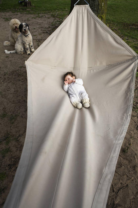 西方人,婴儿,儿童,一个人,躺,闭眼,睡,竖图,俯视,室外,白天,婴儿服装,纯洁,草地,草坪,植物,床,吊床,宠物,狗,欧洲,欧洲人,仅一个人,吊挂,悬挂,服装,猎犬,挂,草,小孩,衣服,绿色,动物,享受,可爱,服饰,活泼,衣着,安逸,穿着,宝宝,纯真,烂漫,无邪,忠诚,衣饰,安适,清闲,葡萄牙水犬,卧着,伶俐,天真,白种人,孩子,犬,闭眼睛,闭着眼,闭着眼睛,困,困觉,寝息,睡觉,躺着,卧,彩图,高角度拍摄,全身,婴儿服,单猎犬