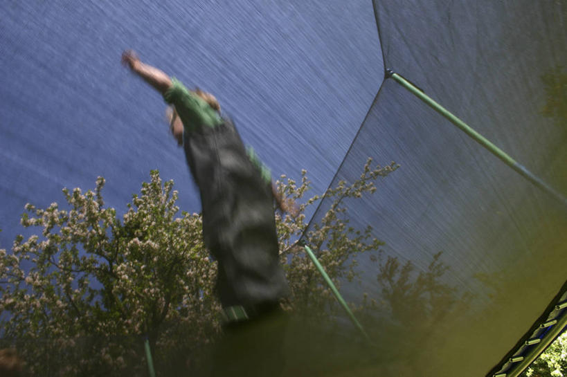 西方人,儿童,一个人,跳,伸展双臂,横图,室外,白天,仰视,锻炼,纯洁,运动,蹦床,植物,欧洲,欧洲人,仅一个男性,仅一个人,阴影,服装,光线,影子,休闲装,树,树木,小孩,衣服,绿色,阳光,自然,仅一个小孩,休闲,休闲服,活力,可爱,童年,童趣,服饰,生长,成长,优美,童真,烂漫,无邪,体育,天真,男孩,男人,男性,白种人,孩子,敞开双臂,伸开双臂,跳跃,展开双肩,张开手臂,张开双臂,半身,彩图,低角度拍摄,健身,空中芭蕾,男生