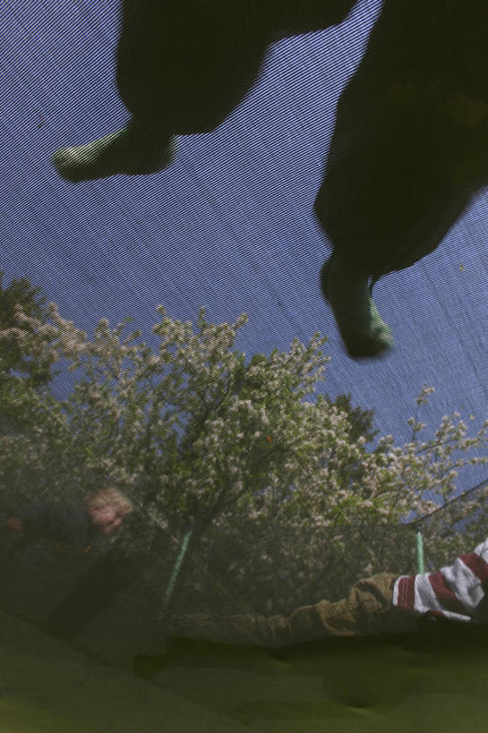 西方人,儿童,三个人,伙伴,朋友,躺,跳,竖图,俯视,室外,白天,锻炼,友谊,纯洁,运动,蹦床,草地,草坪,植物,欧洲,欧洲人,裤子,半空,注视,草,树,树木,小孩,绿色,自然,观察,看,活力,可爱,童年,童趣,生长,成长,观看,察看,优美,关注,童真,烂漫,无邪,卧着,体育,天真,友情,男孩,男人,男性,白种人,躺着,跳跃,卧,半身,彩图,高角度拍摄,健身,空中芭蕾,男生