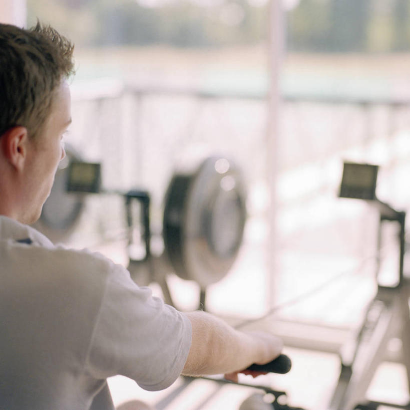 西方人,一个人,健身房,坐,横图,室内,白天,运动服,锻炼,运动,窗户,落地窗,欧洲,欧洲人,仅一个男性,仅一个人,握,阴影,服装,朦胧,模糊,反射,影子,娱乐,运动器械,玻璃窗,仅一个年轻男性,背面,衣服,享受,休闲,健身器械,放松,握着,服饰,衣着,穿着,健身器材,室内运动,衣饰,划船器,划船机,男人,男性,年轻男性,白种人,坐着,半身,彩图,健身,健身馆,运动器材,运动装