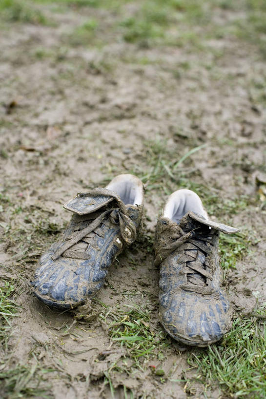 无人,足球场,竖图,俯视,室外,特写,白天,运动鞋,草地,草坪,植物,鞋子,一双,泥土,土壤,足球鞋,草,绿色,肮脏,丢弃,绿茵场,抛弃,邋遢,鞋钉,龌龊,污秽,遗弃,摈弃,扔掉,扔弃,甩掉,扬弃,彩图,高角度拍摄,足球比赛场地