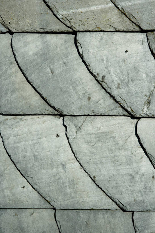 无人,竖图,俯视,室外,特写,白天,石头,建筑,静物,一排,整齐,并列,并排,石子,瓦片,屋顶,顶棚,瓦,排列,建造,队列,平行,屋瓦,石块,彩图,高角度拍摄