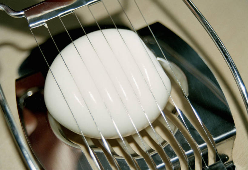 无人,横图,俯视,室内,特写,白天,金属制品,切片,阴影,朦胧,模糊,反射,金属,工具,影子,蛋,鸡蛋,刀具,一只,白色,刀,草鸡蛋,卵,切蛋器,彩图,高角度拍摄