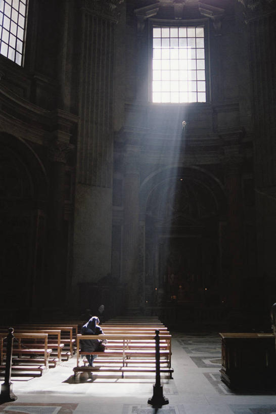 西方人,一个人,尼姑,教堂,坐,竖图,室内,白天,正面,民族服装,窗户,椅子,欧洲,欧洲人,仅一个年轻女性,仅一个女性,仅一个人,一排,阴影,服装,节日,整齐,并列,并排,反射,影子,木椅,墙,文化,玻璃窗,墙壁,墙面,排列,衣服,祈祷,健康,许愿,宗教,服饰,信仰,纪念,祈求,基督教,衣着,穿着,队列,天主教,平行,信念,衣饰,平安,年轻女性,女人,女性,白种人,比丘尼,佛姑,沙门尼,沙弥尼,修女,耶姑,坐着,彩图,全身,传统服装,民俗服,大教堂,礼拜堂