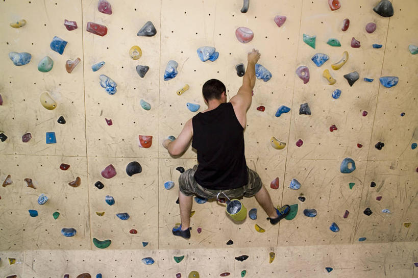 西方人,一个人,拉,攀登,横图,室内,白天,运动服,锻炼,旅游,度假,探险,运动,攀岩,石头,欧洲,欧洲人,仅一个男性,仅一个人,阴影,服装,反射,石子,影子,墙,岩壁,娱乐,极限运动,墙壁,墙面,仅一个年轻男性,背面,衣服,低头,享受,休闲,爬,放松,服饰,衣着,穿着,室外运动,户外运动,垂头,衣饰,攀岩墙,冒险,体育,男人,男性,年轻男性,白种人,石块,岩石,登山,攀爬,彩图,全身,健身,运动装